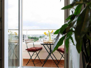 Sunny 2BR Flat - Top Location - Netflix + Balcony